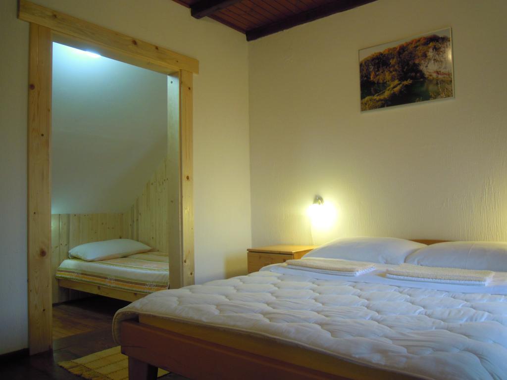 Wooden House Nela Near Plitvice Lakes Smoljanac Bilik gambar